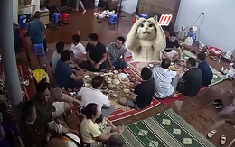 Đang ăn cơm, cả gia đình bất ngờ phải vội vàng dời lên thềm nhà khi nước lụt tràn vào