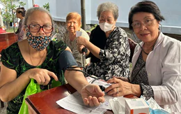 Gần 30 năm thiện nguyện của nữ bác sĩ 74 tuổi: 'Đi chứ, không đi là buồn á!'