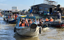 Rong ruổi trên sông, ngắm chợ nổi Cái Răng với giá vé 100.000 đồng