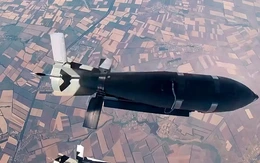 Xuồng không người lái Ukraine và bom lượn Nga - vũ khí giá rẻ đang 'đọ sức'
