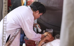 Hình ảnh 'đi từng ngõ, gõ từng nhà' khám sức khỏe miễn phí cho người yếu thế tại TP.HCM
