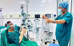 Tỉnh lại sau ca ghép phổi, người đàn ông 59 tuổi xin giấy để viết cho vợ: 'Em đừng khóc'
