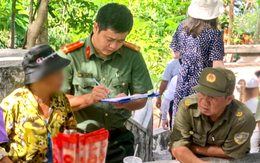Công an mời nhiều người bán hàng rong ở chùa Long Sơn ký cam kết