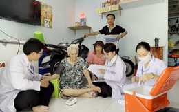 Bác sĩ đến tận nhà khám sức khỏe miễn phí cho người cao tuổi, người khuyết tật ở TP.HCM
