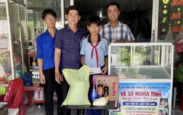 Chuyện tử tế ở Vĩnh Long: Tủ vé số nghĩa tình gây quỹ vì học sinh nghèo của thầy Khánh