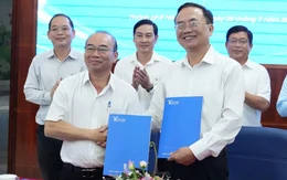 PGS.TS Ngô Hồng Điệp nhận bàn giao nhiệm vụ hiệu trưởng Trường đại học Thủ Dầu Một