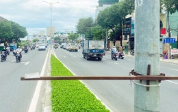 Suýt gặp nạn vì thanh sắt treo băng rôn quá thấp giữa đường
