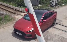 Hai tài xế bị phạt 38 triệu đồng vì cố vượt đường sắt khi thanh chắn đang hạ