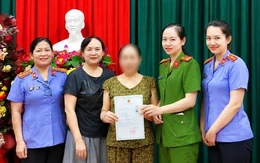 Người phụ nữ 71 tuổi lần đầu tiên trong đời có giấy khai sinh và căn cước công dân