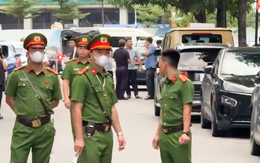 Video cảnh sát xuất hiện tại nhà của Huấn Hoa Hồng ở Hà Nội