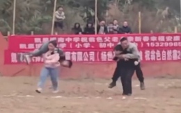 'Giàu vì bạn, sang vì vợ' là đây!