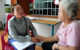 Gặp y sĩ 96 tuổi, em gái liệt sĩ Trần Thị Lê nói 'ghi chép quá quý bác ơi'