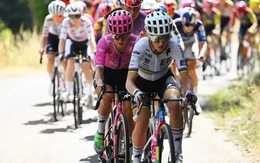 Tour de France nữ kiểm tra áo ngực trước giờ xuất phát