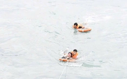4 người bị sóng cuốn xuống biển Đà Nẵng: Ly kỳ cô gái sống sót 8 tiếng dù không biết bơi