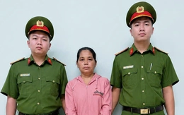 Bắt khẩn cấp bảo mẫu trường mầm non bắn dây thun vào chân trẻ