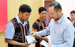 Người dân vùng sạt lở TP Đà Nẵng được hỗ trợ sửa nhà, tặng quà