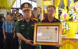 Trao tặng Huân chương Bảo vệ Tổ quốc cho trung sĩ Cao Tuấn Anh