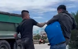 Hai người đánh tài xế giữa đường, công an đang xác minh