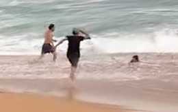 Video hai ngư dân cứu người phụ nữ bị sóng lớn cuốn ra biển ở Đắk Lắk