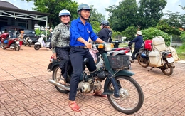 'Shipper áo xanh' chở bà con đi khám sức khỏe miễn phí