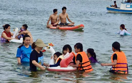 Du khách chật kín làng Lò, tour đảo bị ảnh hưởng do thời tiết