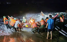 Sóng lớn đánh chìm, cuốn trôi 5 tàu cá ở Quảng Trị