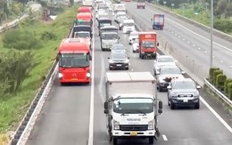 Cảnh sát mở làn dừng khẩn cấp, dùng mô tô dẫn đường cho xe từ miền Tây về TP.HCM