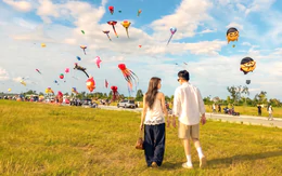 Lễ 2-9: Dòng người đổ về hồ nước 'khổng lồ' thả diều, hóng gió
