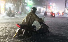 Mưa lớn nhấn chìm nhiều tuyến đường, người dân TP.HCM chật vật về nhà