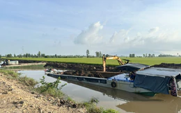 Múc đất dưới kênh đem đi bán, một người ở An Giang bị khởi tố