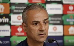 Bị cổ động viên ném chai trúng đầu, HLV Fenerbahce từ chức sau trận đấu