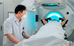 Vụ bệnh nhân ung thư 'muốn trị xạ nhanh, phải kẹp tiền vào sổ': Bệnh viện E đình chỉ nhân viên liên quan đến phản ảnh