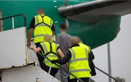 Chi phí trục xuất người nhập cư của Anh gây phẫn nộ, có trường hợp máy bay chỉ chở 1 người