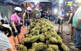 Sầu riêng đổ đống vỉa hè Sài Gòn, giá chỉ 20.000 đồng/kg nhưng ngon dở 'tùy duyên'