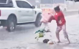 Video người phụ nữ trút rác ra đường giữa lúc mưa tầm tã