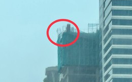 Hình ảnh giàn giáo nghiêng rất nguy hiểm trên tòa nhà 22 tầng ở Đà Nẵng