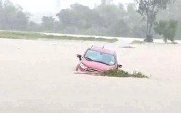 Đi đám cưới xong lái xe băng luôn qua vùng ngập nước, người dân phải giải cứu