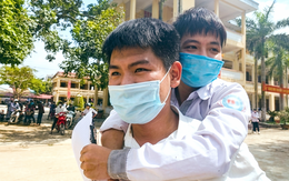 Bác sĩ 10 năm cõng bạn đi học: Cái tâm đi trước cái nghề