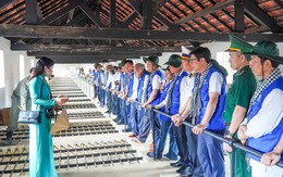 Đoàn đại biểu TP.HCM viếng nghĩa trang, dâng hương các anh hùng liệt sĩ và thăm nhà tù Côn Đảo 