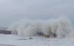 Bãi biển nổi tiếng ở Huế ứng phó sóng dữ thế nào khi bờ kè chưa xong?