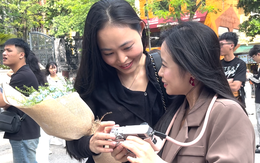Bạn trẻ dạo phố, lưu lại những khoảnh khắc đầu mùa thu Hà Nội