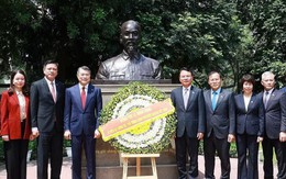 Thủ tướng Lê Minh Hưng dâng hoa tại tượng Chủ tịch Hồ Chí Minh ở Ấn Độ