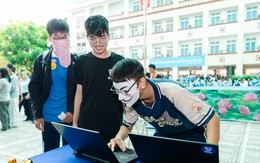 Học sinh Trường THPT Nguyễn Hiền hào hứng làm robot, học an ninh mạng cùng sinh viên đại học