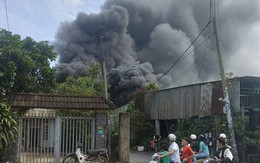 Cháy lớn xưởng sản xuất nệm, khói đen bao trùm đường Nữ Dân Công, xã Vĩnh Lộc