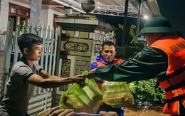 Biên phòng Quảng Trị mang từng phần cơm đến với bà con bị ngập lụt trong đêm