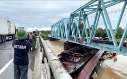 3 sà lan trôi từ thượng nguồn về mắc kẹt, gây nguy hiểm cho cầu Mỹ Chánh trên tuyến đường sắt Bắc Nam