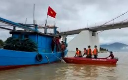 Thanh niên nhảy cầu Thuận Phước đúng lúc bộ đội đang tập lái ca nô cứu hộ