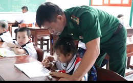 Thầy giáo quân hàm xanh 16 năm một mình dạy cùng lúc 5 khối lớp trên đảo Hòn Chuối 