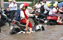 Triều cường tại TP Cần Thơ gây ngập sâu, người dân đi lại khó khăn