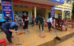 Sau lũ, thầy cô tất bật dọn dẹp bùn đất để đón học sinh trở lại lớp 